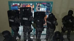 Le police équatorienne procède à une opération dans la prison de Guayas, à Guayaquil, jeudi 30 septembre 2021. 