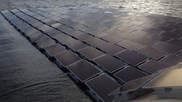 23.000 panneaux solaires flottants recouvrent les eaux du réservoir Queen Elizabeth II.