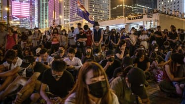Manifestants assis dans une rue d'Hong Kong, le 19 octobre 2019