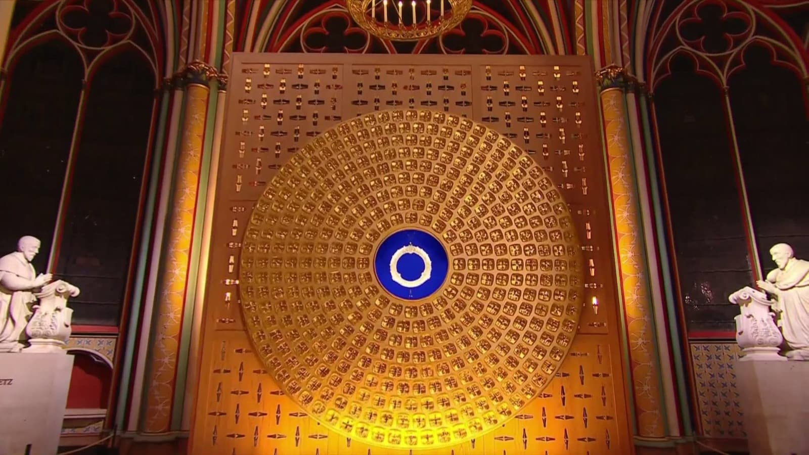 Le reliquaire où sera placé la Couronne d'épines dans la cathédrale de Notre-Dame de Paris Le reliquaire où sera placé la Couronne d'épines dans la cathédrale de Notre-Dame de Paris