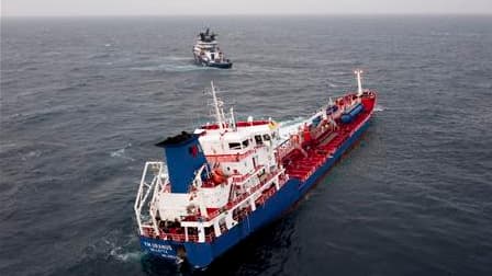 Un chimiquier chargé de 6.000 tonnes de solvant abandonné vendredi par son équipage au large de l'île d'Ouessant après avoir subi une voie d'eau est arrivé dans la nuit dans le port de Brest. /Image diffusée le 8 octobre 2010/REUTERS/Marine Nationale/CPAR