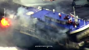 Des images du ferry en flammes, avant que l'incendie ne soit circonscrit dimanche soir.