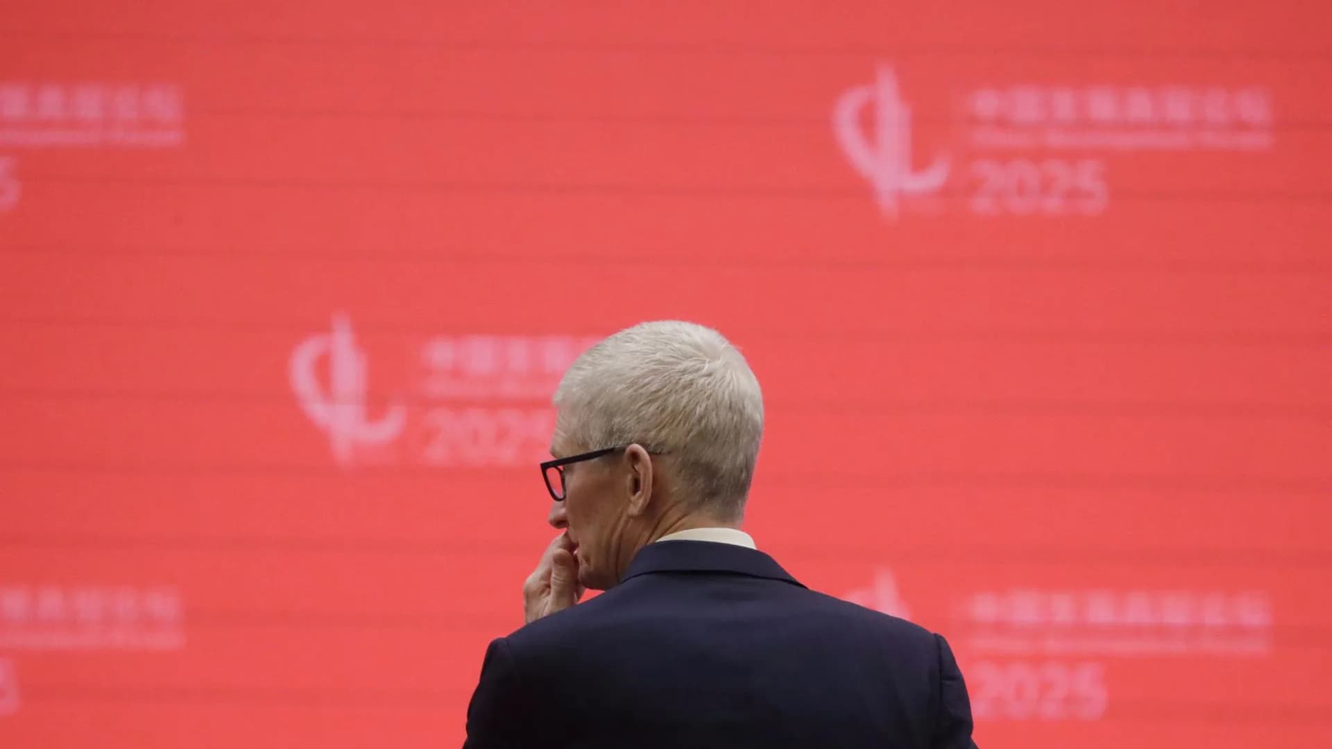 Μεταξύ Apple και Κίνας, σχεδόν 50 χρόνια σύνθετης σχέσης, που χαρακτηρίζεται από βιομηχανική εξάρτηση, εμπορικά ζητήματα και γεωπολιτικές εντάσεις