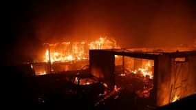 Des véhicules et des maisons brûlent lors d'un incendie à Viña del Mar, au Chili, le 2 février 2024.