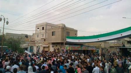 Manifestation contre le régime de Bachar al Assad, après les prières du vendredi à Palmyra. Les ministres de la Ligue arabe ont adressé vendredi soir un message urgent au président syrien Bachar al Assad pour lui demander de mettre fin à sept mois de viol
