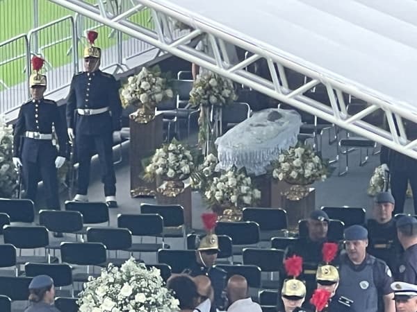 Le cercueil de Pelé ouvert pour un dernier hommage au stade de Santos, le 2 janvier 2023