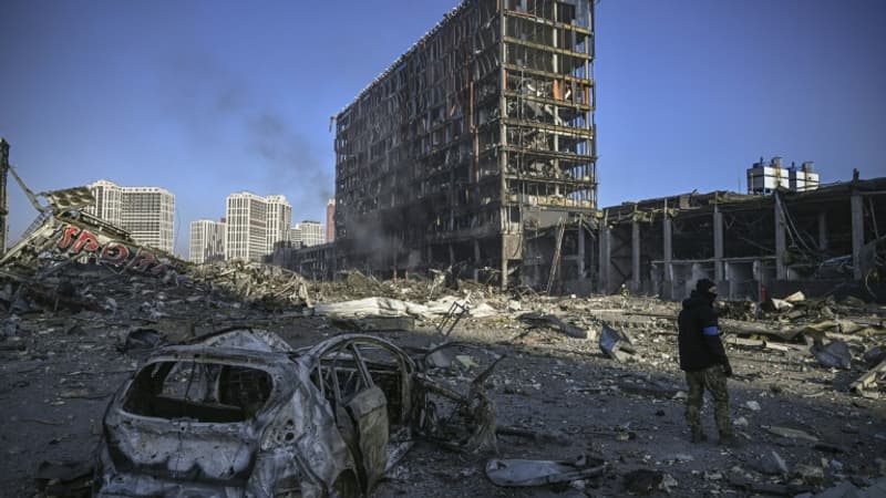 Guerre en Ukraine: un quartier résidentiel de Kiev touché par un bombardement russe