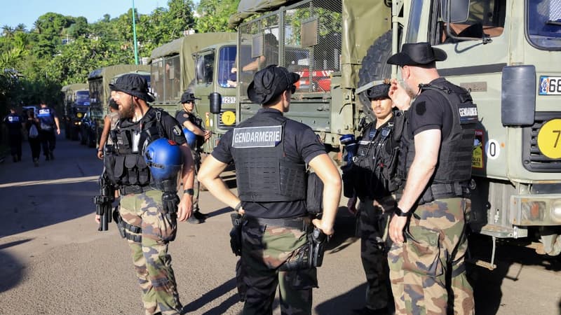 Des gendarmes patrouillent à Koungou, à Mayotte, le 25 avril 2023