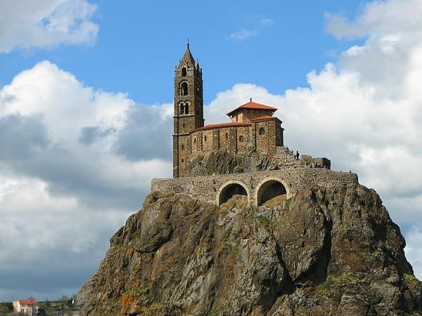Le rocher de l'Aiguilhe et sa chapelle St-Michel.