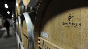 Des fûts de cognac Remy Martin sont visibles dans une cave à vin à Cognac, dans l'ouest de la France, le 10 avril 2014.