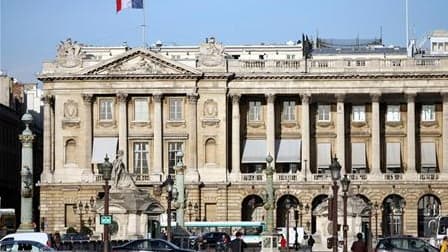 Le Crillon, place de la Concorde, à Paris. Une taxation des nuitées dans les hôtels de luxe est envisagée afin de compenser l'abandon de la hausse de la TVA sur les parcs à thème, selon des sources parlementaires à l'Assemblée. /Photo d'archives/REUTERS/C