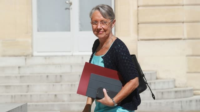 La ministre du Travail ne voit "pas de raison pour remettre en cause la règle actuelle de distanciation" imposant un mètre carré par poste de travail.