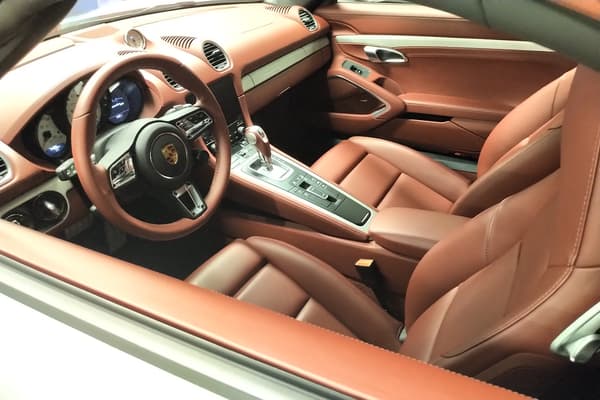 The red interior takes up a historic color from the history of the Boxster.