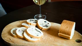 Un verre de vin et des tartines de fromage pour l'apéritif. À consommer avec modération