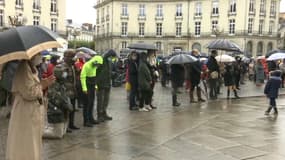 Des catholiques rassemblés à Nantes, le 15 novembre, pour réclamer le retour des messes. 