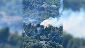 Un incendie s'est déclaré lundi 29 juillet 2024 au niveau de la commune du Broc (Alpes-Maritimes), au-dessus du lac.