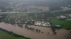 Vue des alentours de Brisbane. Des milliers d'habitants ont évacué mardi la périphérie de la capitale du Queensland, alors que les inondations progressent et que de nouvelles intempéries menacent. /Photo prise le 11 janvier 2011/REUTERS/Mick Tsikas
