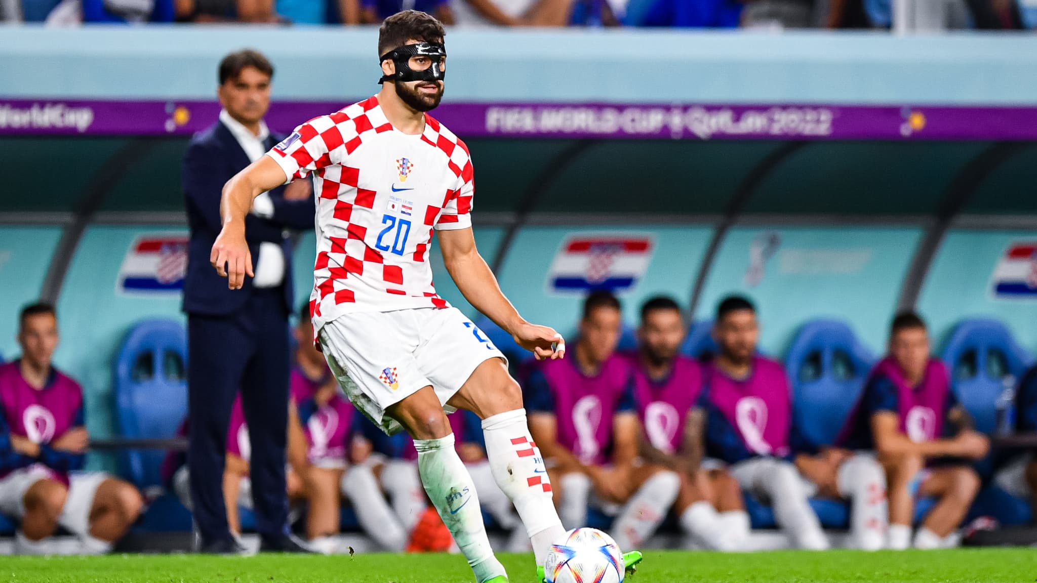 Le Croate Joško Gvardiol en train de faire une passe lors du Mondial 2022 Le Croate Joško Gvardiol en train de faire une passe lors du Mondial 2022