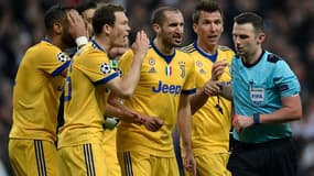 Michael Oliver entouré des joueurs de la Juve