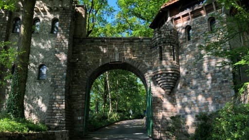 L'entrée de la communauté traditionaliste de Riaumont à Liévin (Pas-de-Calais) le 6 mai 2018 L'entrée de la communauté traditionaliste de Riaumont à Liévin (Pas-de-Calais) le 6 mai 2018