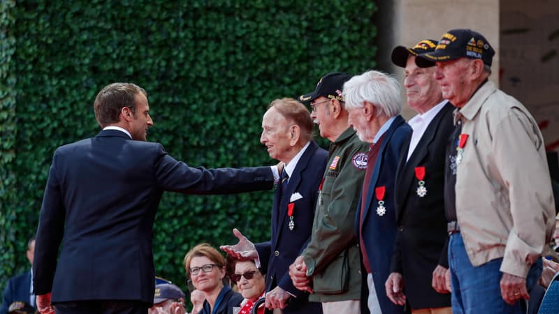 Harold Terens (chemise blanche, casquette et veste noire) avec Emmanuel Macron en 2019. 