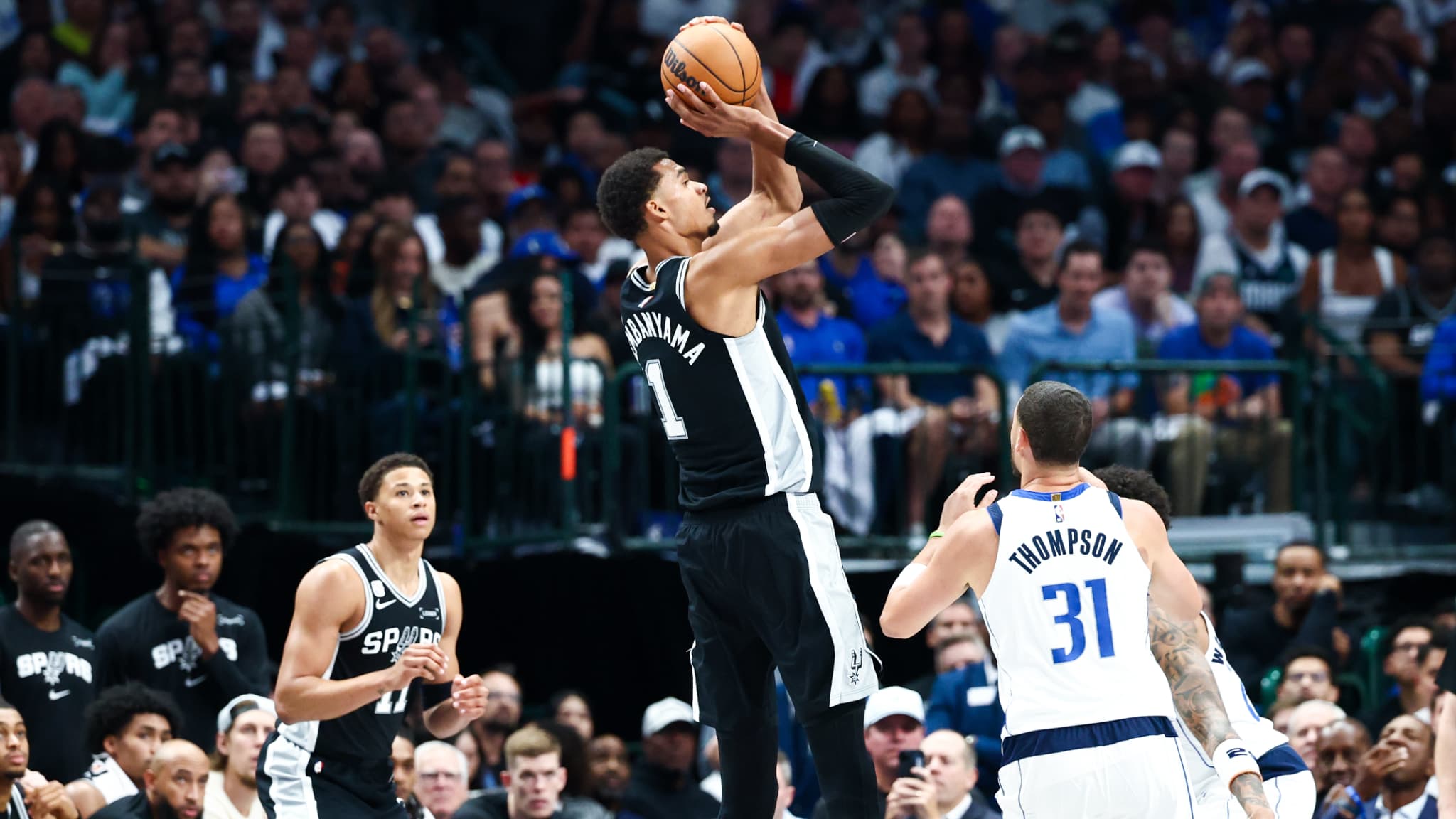 https://images.bfmtv.com/AoBh_YPP1ROPo1EFbstn5qNu_go=/0x38:2048x1190/images/Victor-Wembanyama-avec-les-Spurs-contre-Dallas-le-22-octobre-2025-2160313.jpg