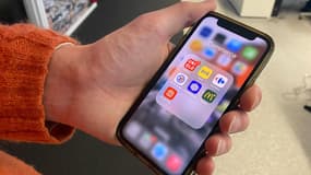 Des applications de plusieurs enseignes commerciales sur un smartphone.