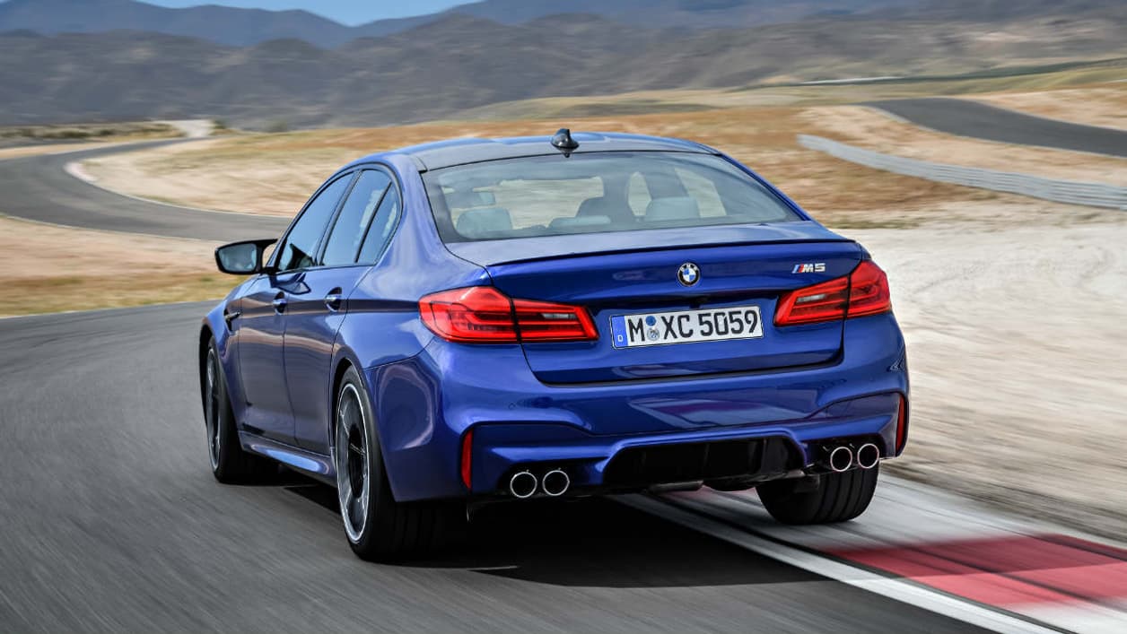 Sortie en 1984 pour la première fois, le succès de masse ne viendra pourtant qu'entre 1998 et 2003 que les ventes de la M5 explosent. Bien accueillie, la M5 reste un véhicule de niche jusqu'à la fin des années 90.