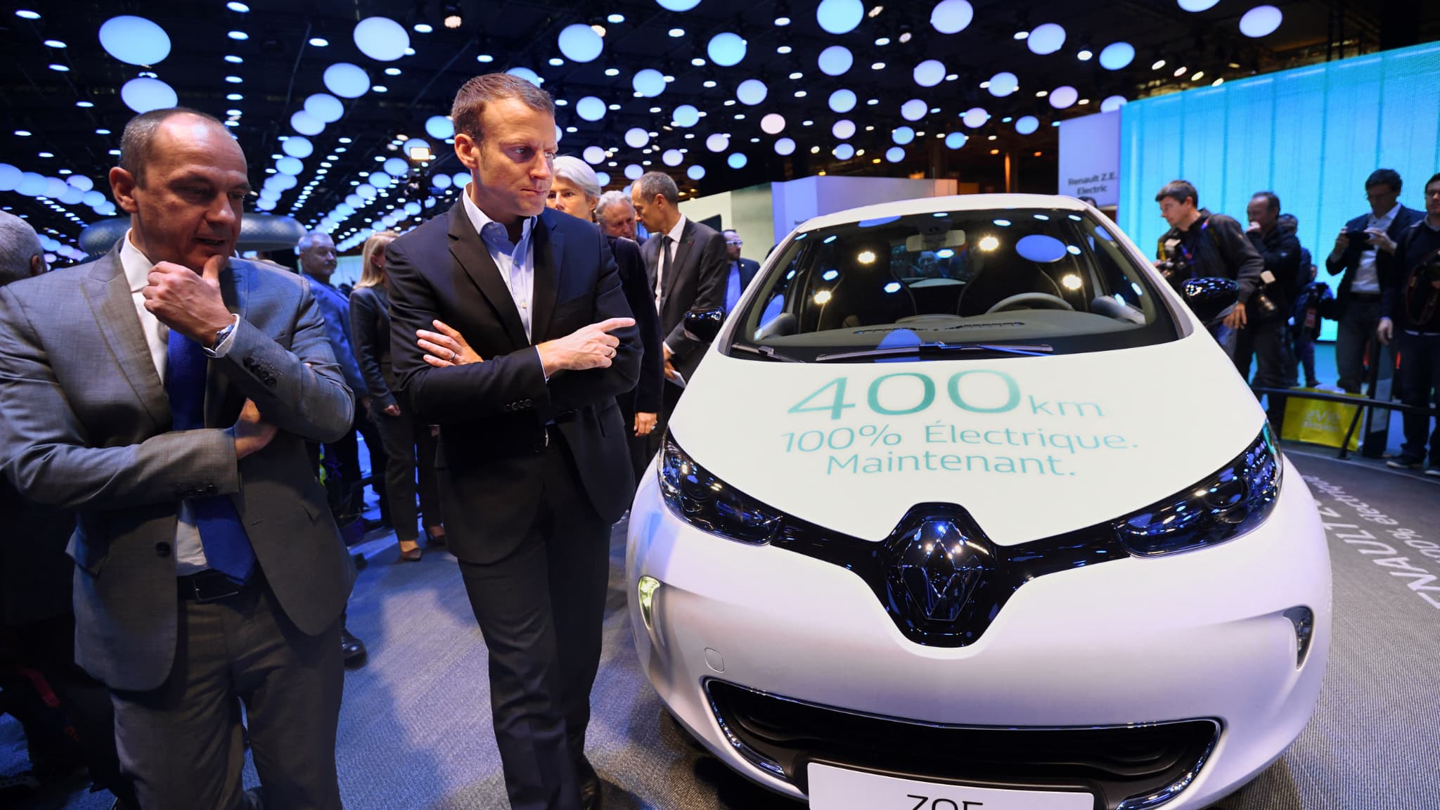 Emmanuel Macron, alors en campagne avec son mouvement "En Marche", au Mondial de l'Automobile de Paris en octobre 2016.