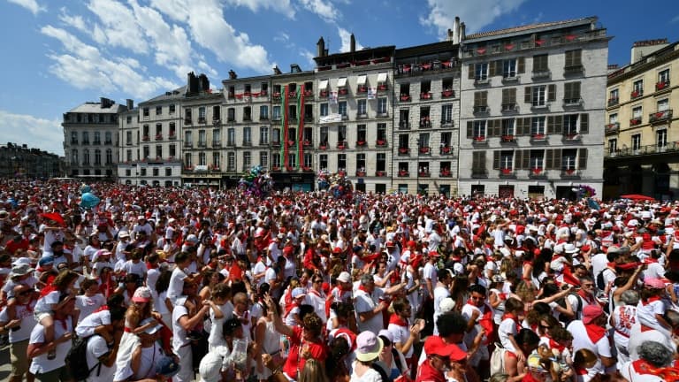 Des festivaliers participent à la 92ème édition des Fêtes de Bayonne, à Bayonne le 11 juillet 2024