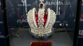 Une réplique de la couronne impériale russe de Catherine II sertie de 11.352 diamants de toutes tailles trône en vedette à la bourse israélienne du diamant de Ramat Gan dans la banlieue de Tel Aviv, le 14 février 2017