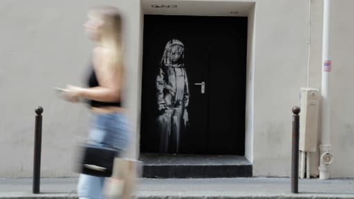 L'oeuvre attribuée à Banksy sur une porte de la salle du Bataclan, à Paris, le 25 juin 2018