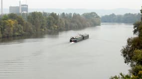 Un bateau circule sur la Seine, le 11 octobre 2007 à Rouen