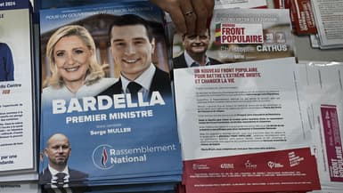 Une femme prépare l'envoi des professions de foi pour les élections législatives, à Marsac-sur-l'Isle, le 21 juin 2024.