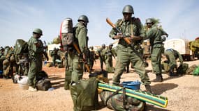 Des soldats maliens se préparent au combat, le 27 janvier 2013.