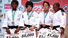 Priscilla gneto (à gauche) avec les Japonaises Miyakawa, Hasimoto, et la Cubaine Bermoy
