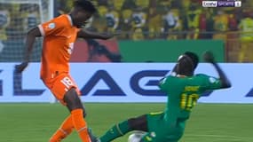 La faute de Sadio Mané sur Ibrahim Sangaré lors de Sénégal-Côte d'Ivoire, le 29 janvier 2024 à la CAN