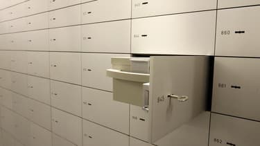 Les ministères de l'Economie et du Budget ont officialisé vendredi la réduction des pénalités qui seront infligées aux détenteurs de comptes non déclarés à l'étranger qui se présentent spontanément à l'administration fiscale. /Photo d'archives/REUTERS/Arn