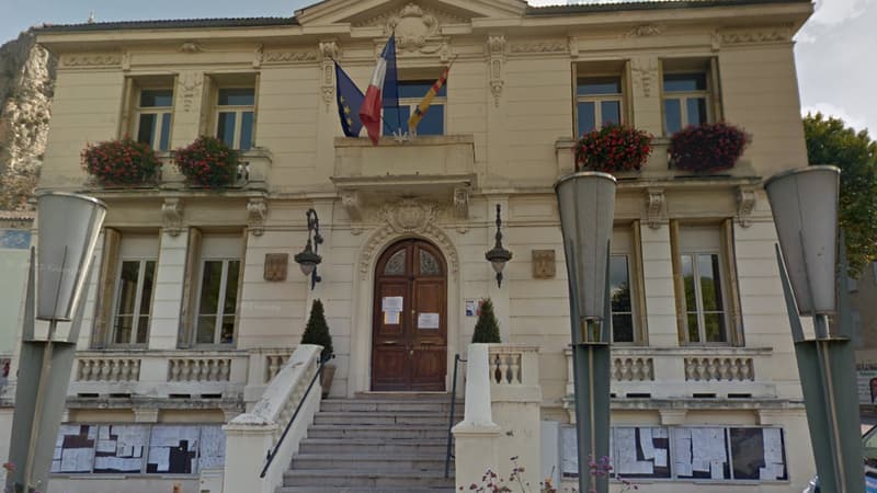 Castellane: trois individus contrôlés après avoir transformé le toit de la mairie en rooftop.