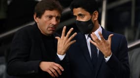 Le président qatari du Paris Saint-Germain Nasser Al-Khelaïfi discute avec le directeur sportif brésilien Leonardo, lors du match de Ligue 1 contre Montpellier, le 25 septembre 2021 au Parc des Princes