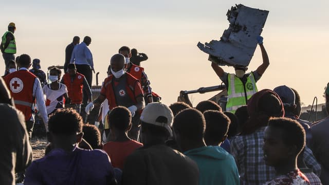 Un homme portant un morceau de l'épave de l'avion de l'Ethiopian airlines, dimanche 10 mars 2019.