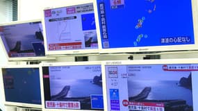 Un écran de télévision montre le tremblement de terre qui s'est produit au large des îles Tokara, au Japon, le 3 juillet 2025.