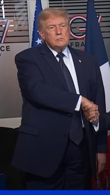 Donald Trump félicite le Français Ciryl Gane au côté d'Emmanuel Macron, qui a accueilli le président américain à Évian à l'occasion du G7