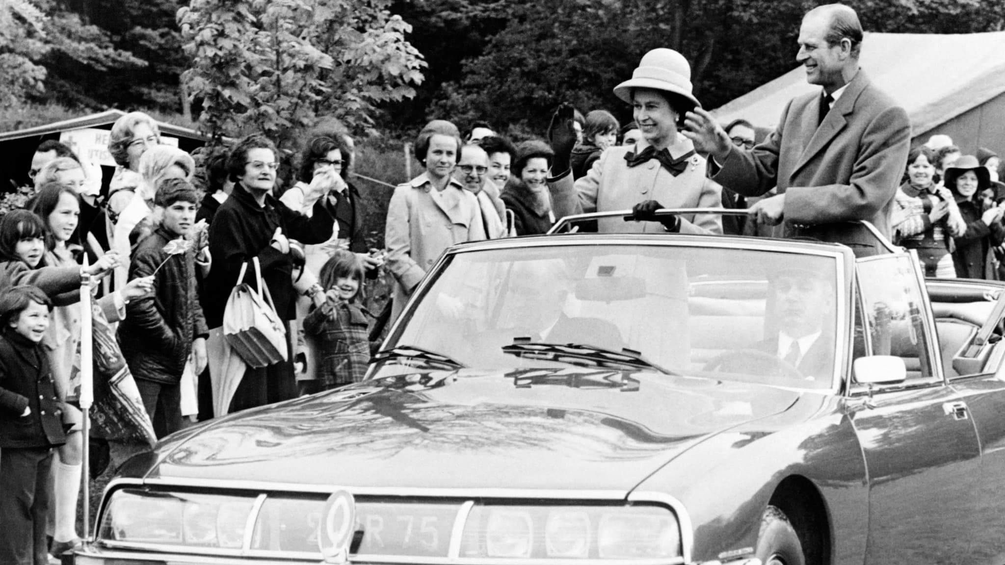 La reine britannique Elizabeth II et le prince Philip, le duc d'Édimbourg, saluent le 16 mai 1972 des Français à l'Athletic Club de Meudon lors de leur visite officielle de quatre jours. La reine britannique Elizabeth II et le prince Philip, le duc d'Édimbourg, saluent le 16 mai 1972 des Français à l'Athletic Club de Meudon lors de leur visite officielle de quatre jours.