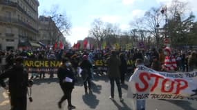 Plusieurs centaines de personnes ont commencé à manifester samedi en début d'après-midi près du jardin du Luxembourg pour protester contre le racisme et les violences policières