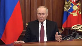 Le président russe Vladimir Poutine lors de son adresse télévisée dans la nuit du mercredi 23 au jeudi 24 février 2022. 