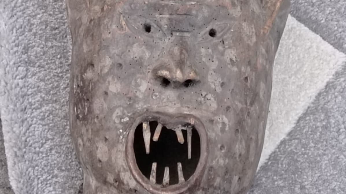 La sculpture d'un animal aux dents aiguisées. 