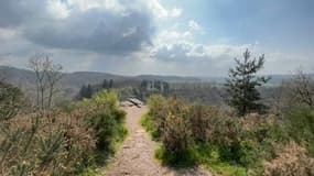 Le sentier du GRP de la Suisse Normande à La Roche d'Oëtre dans l'Orne, à la mi-avril 2023.