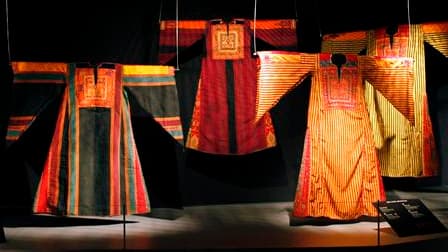 Robes de fête palestiniennes. C'est un voyage à travers "l'Orient des femmes" que propose le musée du quai Branly, où sont exposés à partir de mardi 175 costumes et parures mis en scène par le couturier Christian Lacroix. /Photo prise le 7 février 2011/RE