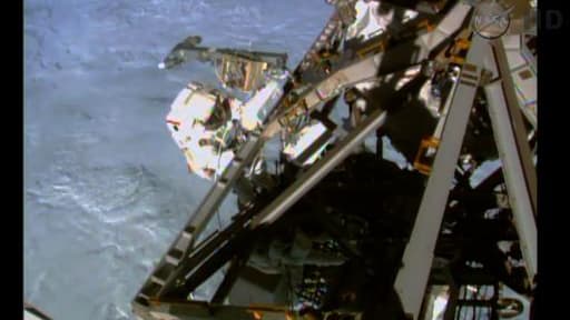 Image extraite d'une vidéo fournie par la Nasa montrant un des deux astronautes américains (G) effectuant une sortie orbitale hors de la Station spatiale internationale, le 1er mars 2015